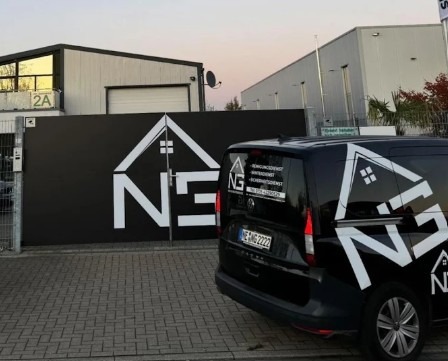 Ein Firmenwagen von Nah Services mit Logo, geparkt am Firmenstandort in Neuss. Dies unterstreicht unseren professionellen und mobilen Gebäudeservice in der Region.